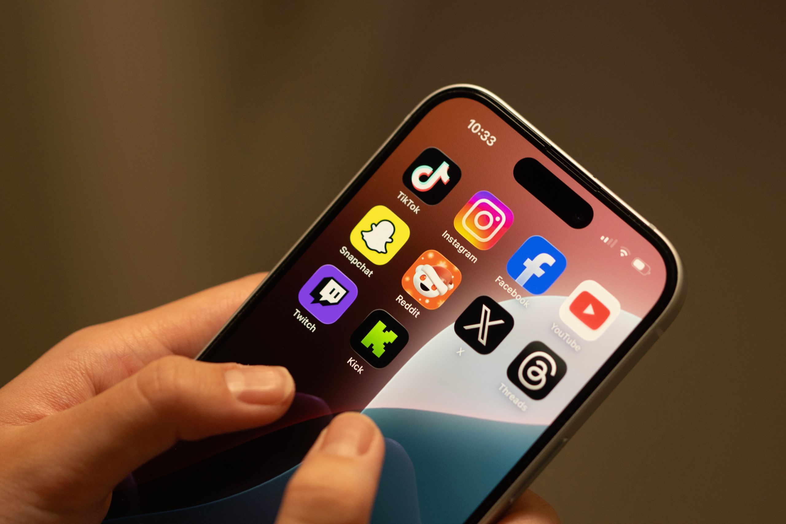 2 hands holding an iphone